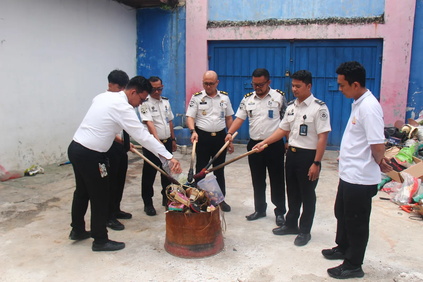 Tak Ada Ruang Bagi Barang Terlarang, Lapas Pekanbaru Musnahkan Barang Bukti Hasil Razia