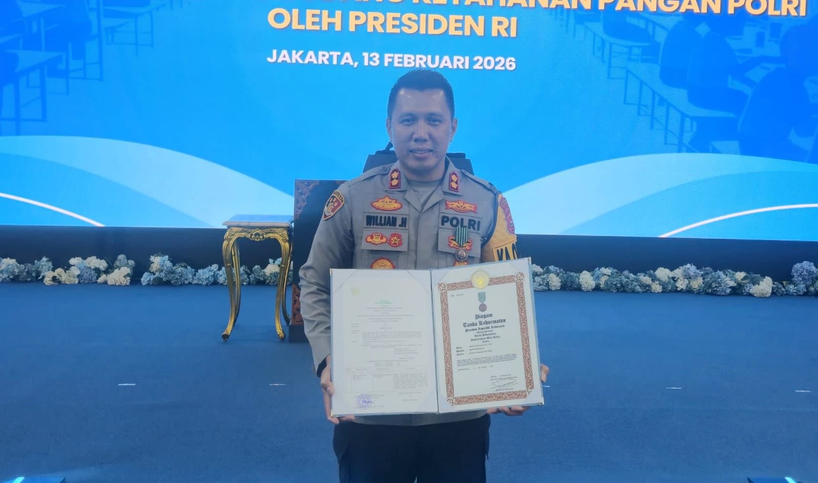Dedikasi Tanpa Batas, Kapolres Sijunjung AKBP Willian Harbensyah Raih Satyalancana Wira Karya dari Presiden RI