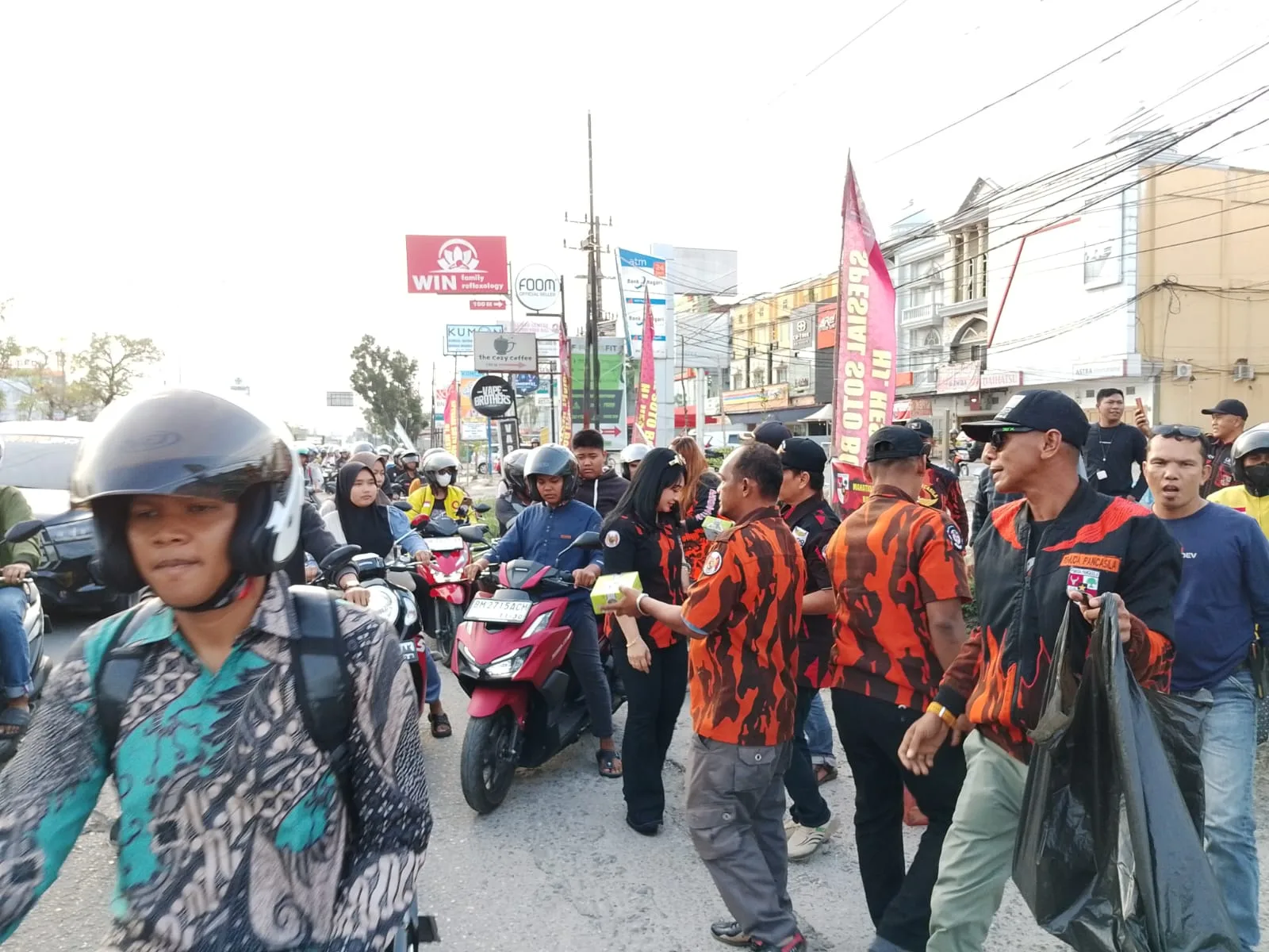 cbcpos.com|Unit I Koti Pemuda Pancasila Bagikan Takjil di Simpang Tabek Gadang Panam