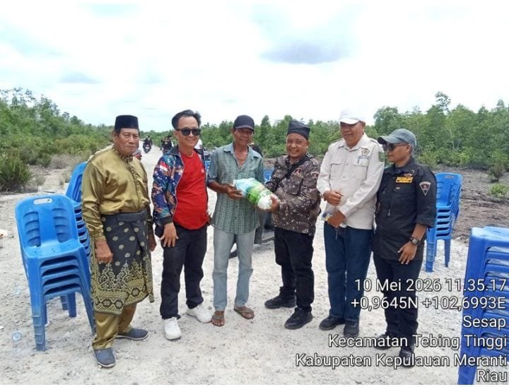 MEMPERINGATI HUT Ke 15 KETUA DPC GRIB JAYA KABUPATEN KEPULAUAN MERANTI GELAK REBOISASI MANGROVE DAN BANTUAN SOSIAL UNTUK WARGA MASYARAKAT PESISIR 